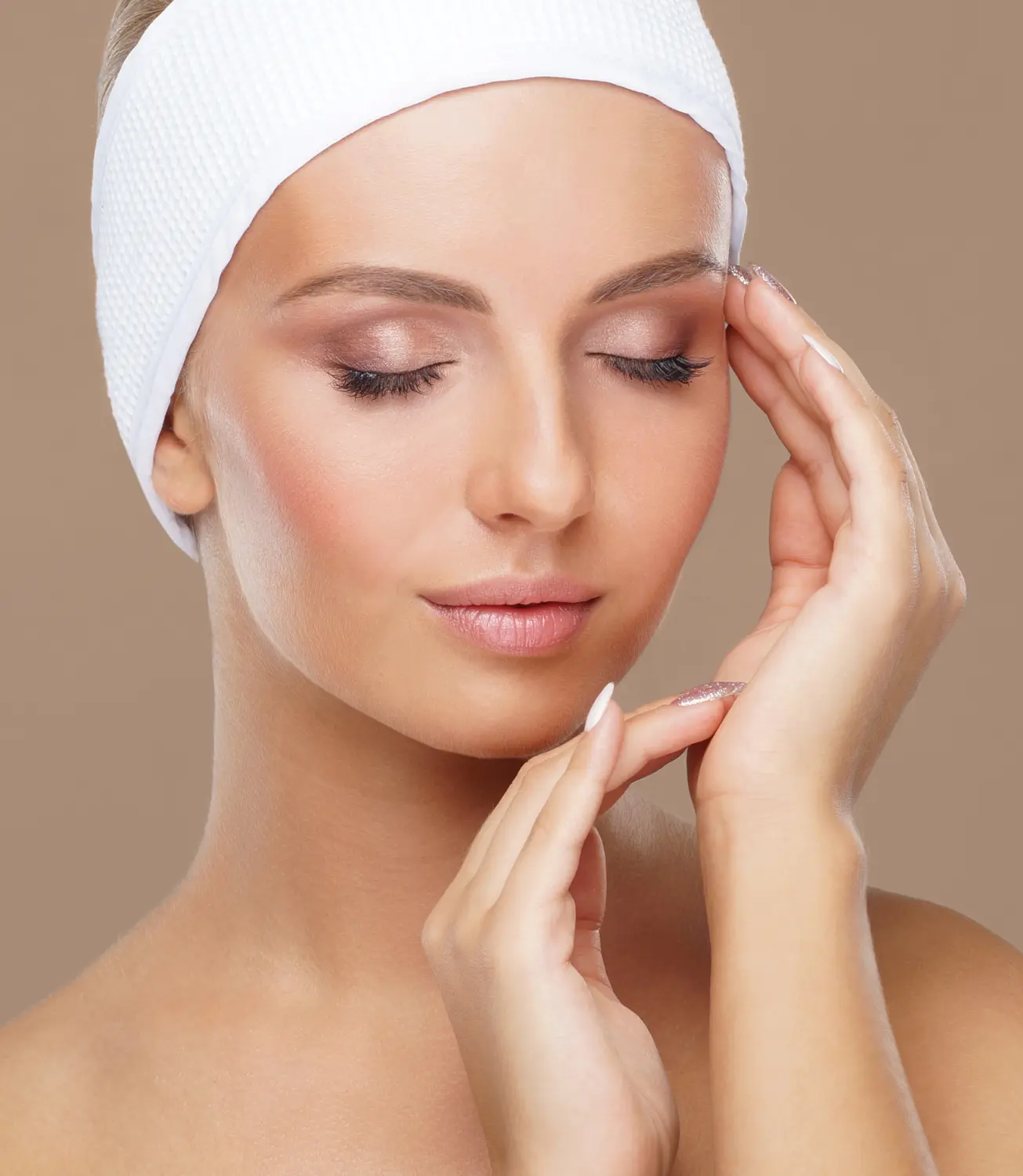Das schöne Gesicht einer jungen, gesunden Frau. Hautpflege, Kosmetik, Make-up, Teint und Facelifting.